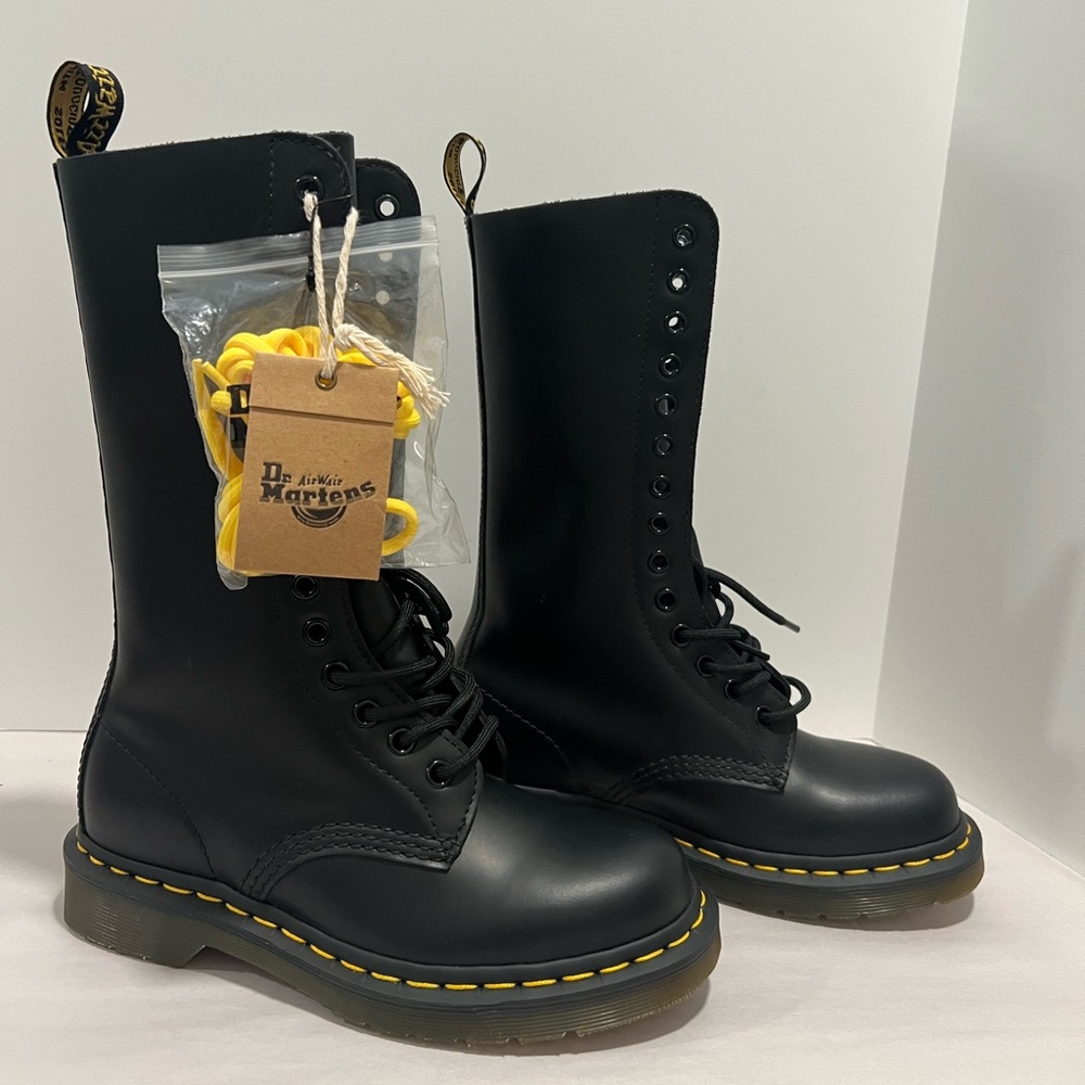 Dr. Martens 11855 14 Eyelet Boots size 5 Women’s New with tags